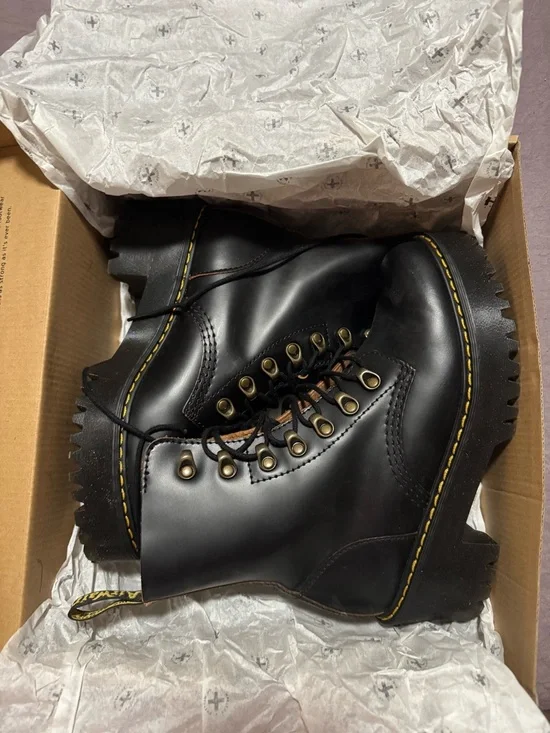 Dr. Martens Leona black leather boots - size 6 Women’s - Picture 2 of 7